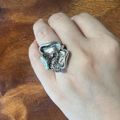 Vista 3 de Mytys Fashion Flower Cocktail Rings for Women - Statement Jewelry Piece Perfect for Weddings, Engagements, and Gifts