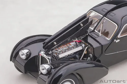 Vista 3 de Auto Art Models 1938 Bugatti Type 57SC Atlantic con ruedas de disco negro 1/43 modelo de auto fundido a presión por AUTOart 50946