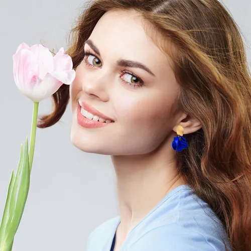 Vista 5 de Aretes colgantes de pétalos de rosa, elegantes aretes bohemios de resina colgantes de pétalos de rosa azules, aretes colgantes para mujer, aretes