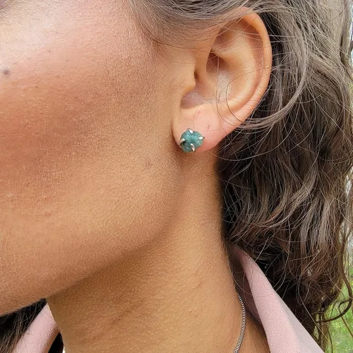 Vista 2 de Aretes de piedra preciosa natural en bruto con oro amarillo sobre plata de ley 925, 6 a 0.276 in, regalo de piedra de nacimiento de calidad genuina