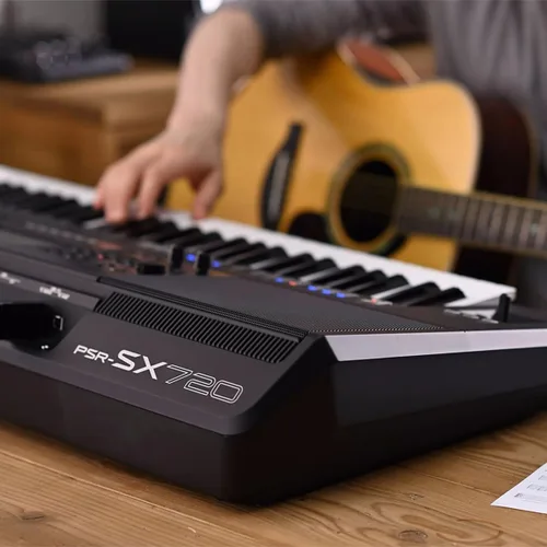 Vista 2 de Yamaha Teclado arreglista de 61 teclas, múltiples estilos y voces, perillas de control en vivo asignables PSRSX720