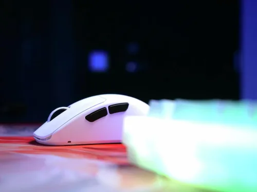 Vista 4 de CHERRY Xtrfy M64 Wireless Ratón ergonómico ultraligero para juegos (M64 Pro 8K, blanco)