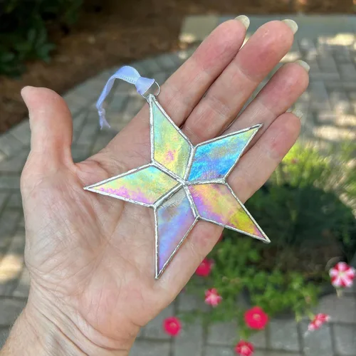 Vista 8 de Regalo de duelo por pérdida infantil para mamá - Estrella de vidrio emplomado iridiscente hecha a mano con sentimiento de estrella durmiente