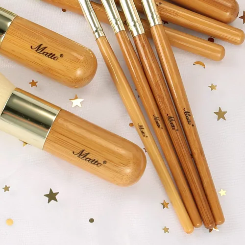 Vista 4 de Matto Juego de brochas de maquillaje de 9 piezas con bolsa de maquillaje de viaje
