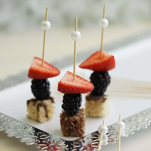 Vista 6 de Efavormart - Paquete de 100 brochetas de bambú natural de 4.75 pulgadas con palillos de cóctel de perlas blancas