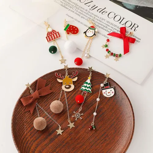Vista 6 de SEVENSTONE Juego de 4 pares de aretes de Navidad asimétricos dorados, árbol de nieve, muñeco de nieve, sombrero de mariposa, festival, cabeza