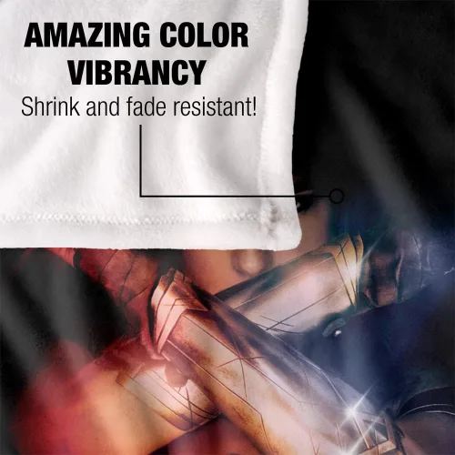 Vista 4 de Wonder Woman Arms Crossed Silky Touch Manta súper suave de 36 x 58 pulgadas