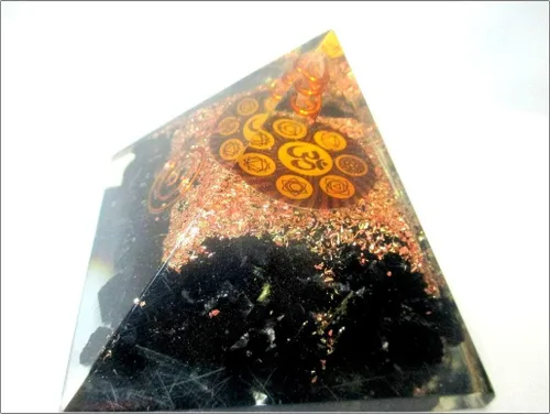 Vista 7 de Jet Turmalina Orgón Aum Pirámide Chakra Equilibrio de 2.5 pulgadas Natural Cargado Armonizador Energía Activación 3er Ojo Meditación Vastu Curación