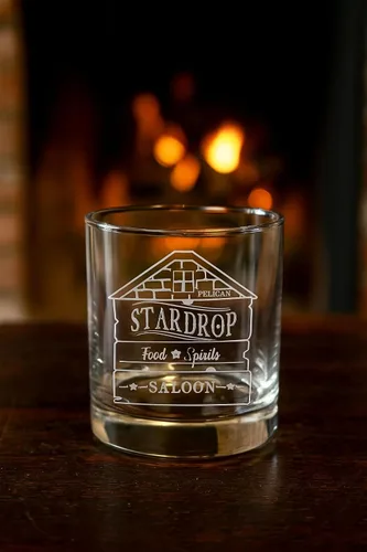 Vista 3 de Hat Shark Stardrop Saloon - Letrero de parodia de juego de comida rústica con logotipo - Vaso de whisky escocés grabado con láser 3D, 10.5 onzas