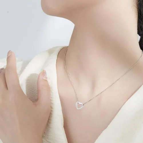 Vista 3 de Just Follow Gargantilla de corazón de oro pequeño, delicado collar con colgante de corazón con inicial, collar de rosa, collares de corazón en capas