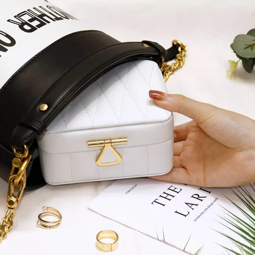 Vista 4 de KAMIER Organizador de joyas de viaje, caja organizadora de joyas de viaje de cuero acolchado con diamante, caja de joyería pequeña para mujer