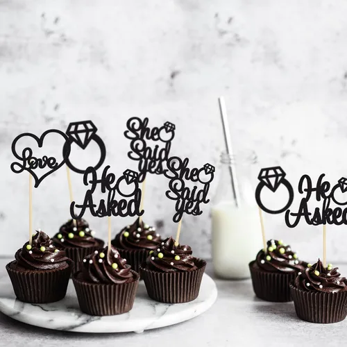 Vista 5 de Gyufise Paquete de 24 adornos para cupcakes con purpurina negra con la frase "He Asked She Said Yes" para cupcakes, anillos de corazón con purpurina