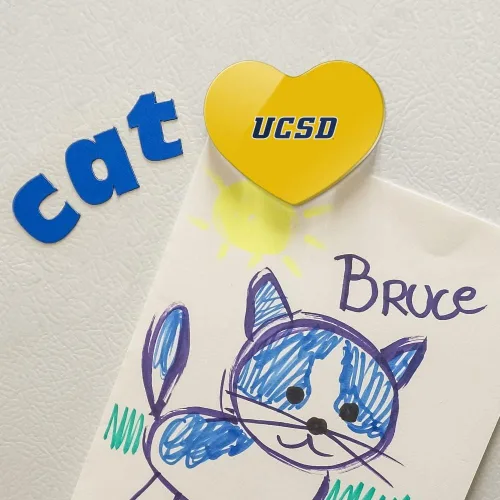 Vista 2 de UC San Diego Logo Secundario Corazón Acrílico Refrigerador Imán