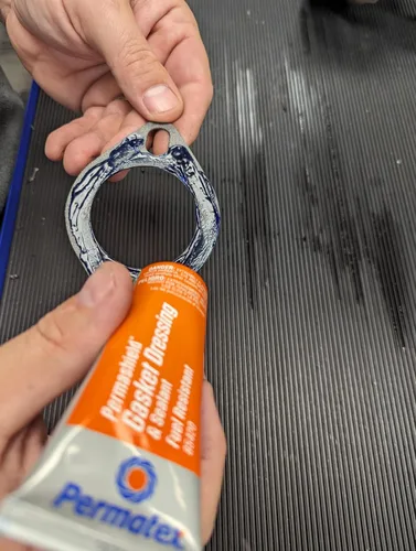 Vista 4 de Permatex 85420 Permashield Apósito y sellador de juntas resistentes al combustible, tubo de 2 onzas, naranja
