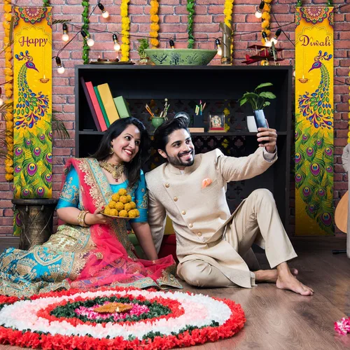 Vista 6 de Blulu Cartel de feliz Diwali para porche, decoración de Diwali para el hogar, pavo real, puerta, letrero de bienvenida, telón de fondo, decoración