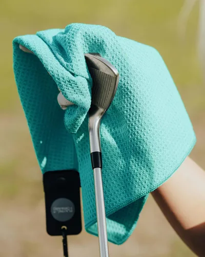 Vista 9 de Toallas de golf magnéticas para bolsas de golf con clip y imán ultra fuerte - Toalla de microfibra con tejido de gofre para sujeción segura