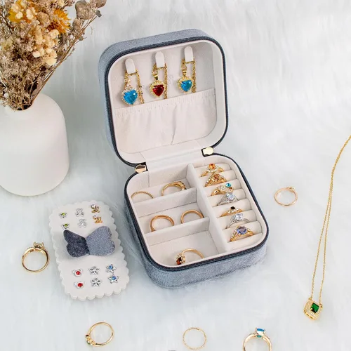 Vista 5 de SANQIANWAN Joyero de viaje de terciopelo de lujo para mujer, mini organizador de joyería pequeña, estuche de viaje portátil para anillos, aretes