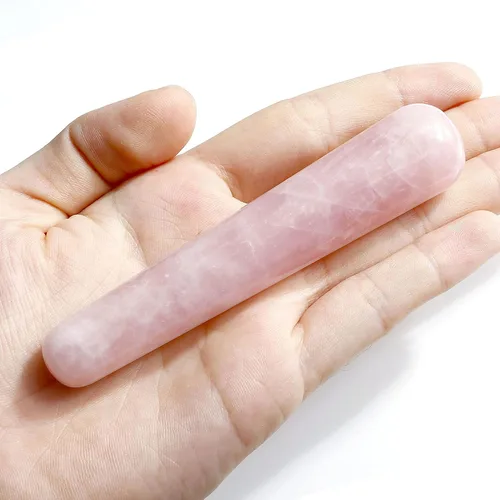 Vista 3 de Herramienta hecha a mano JOVIVI, rosa natural con motivos en relieve Gua Sha, para masaje Wand y terapia con acupuntura o tratamiento con agujas