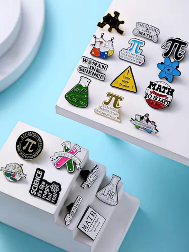 Vista 4 de Kigeli 20 broches de ciencias matemáticas lindos Pi Sign Pin Kawaii Química Ciencia Joyería Dibujos Animados Regreso a la Escuela Insignias