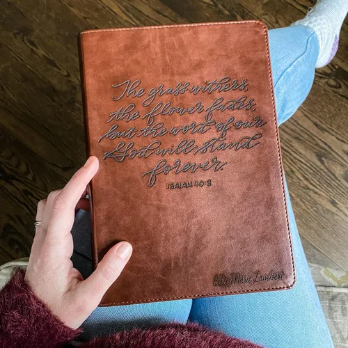 Vista 2 de JOY CREATIVE Biblia de letras rojas de margen ancho ESV Personalizado con nombre El diseño personalizado está escrito a mano y grabado