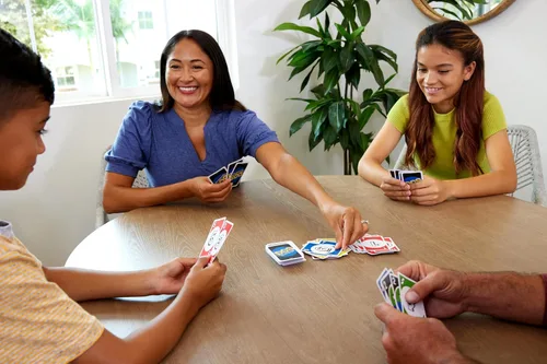 Vista 2 de Mattel Games DOS Juego de cartas de segunda edición para niños y familias, baraja accesible para daltónicos para grupos y fiestas
