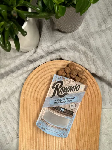 Vista 4 de Rawmio Nueces de macadamia cubiertas de chocolate - Orgánicos, crudos, veganos, 70% chocolate negro, 2 paquetes, 2 onzas.