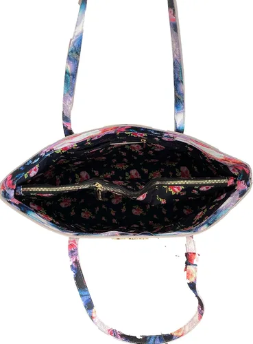 Vista 4 de Betsey Johnson XO Zaria - Bolso de mano y bandolera con pulsera y bufanda color acuarela, Negro Floral