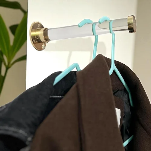 Vista 4 de Gancho para ropa montado en la pared, acabado de latón pulido, barra de Lucite resistente con soportes dorados, organizador de armario para abrigos