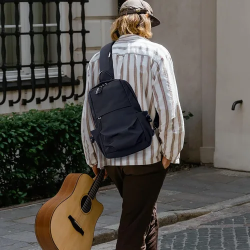 Vista 2 de Mochila ligera y resistente al agua para hombres y mujeres con hombros pequeños para caminar viajes ciclismo Negro talla única Mochilas Sling