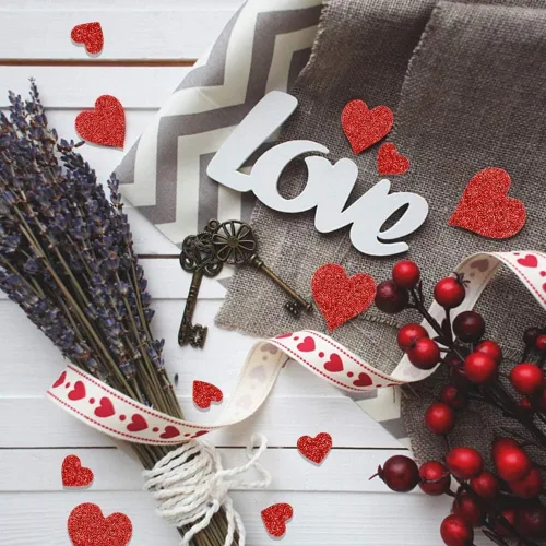 Vista 4 de Paquete de 20 recortes de corazón de papel con purpurina roja deslumbrante, 5, 7 pulgadas, 11.5 pulgadas (paquete de 20), perfecto para decoraciones