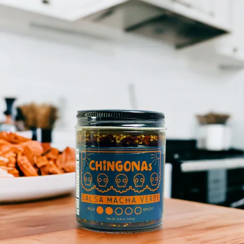 Vista 3 de CHiNGONAs Salsa Macha Verde - Salsa crujiente de chile mexicano gourmet a base de aceite, vegana y sin gluten, aceite de chile crujiente, 6 onzas