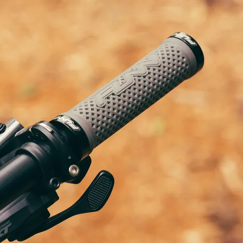 Vista 4 de Funn Combat II - Empuñaduras para manillar de bicicleta de montaña con doble bloqueo en la abrazadera, empuñaduras cómodas y duraderas con diámetro