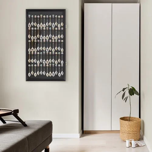Vista 7 de DisplayGifts Soporte para gabinete de pared, 60 cucharas de té, con protección UV, puerta con cerradura (acabado negro)