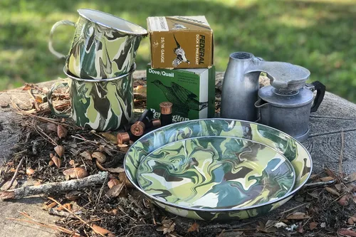 Vista 3 de Golden Rabbit Enamelware - Cuencos de almacenamiento anidables con tapas, juego de 3, camuflaje Mixing, Serving & Storage Bowls, Carbon Steel Core