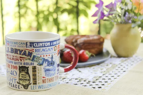 Vista 3 de Taza de café con eslogan presidencial, de "Tippecanoe and Tyler Too" a "Yes We Can", viene en una divertida caja de regalo, 12 onzas
