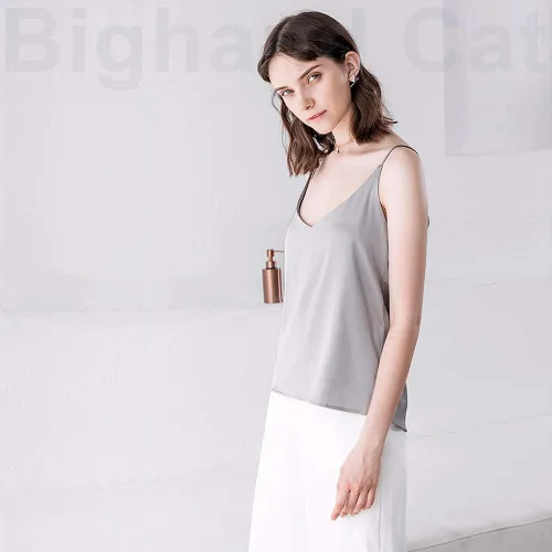Vista 5 de IIG Camiseta clásica de satén de seda para mujer, blusa sexy con cuello en V, camiseta sin mangas para mujer, chaleco con tirantes delgados