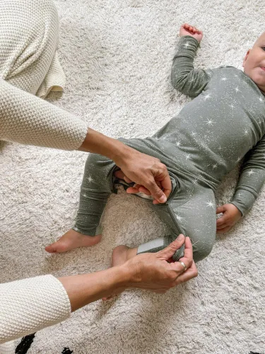 Vista 34 de GUNAMUNA Pijama unisex convertible ultrasuave para bebé, mameluco con cremallera para pañales, recién nacido a 24 meses