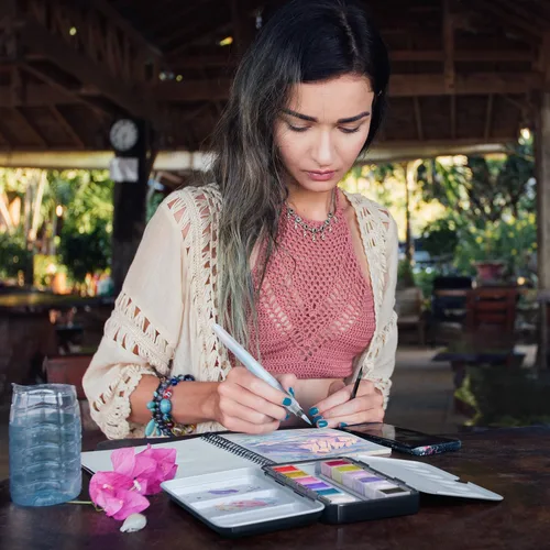 Vista 7 de ARTEZA Juego de Pintura de Acuarela Metálica – 12 Medias Pastillas Iridiscentes, Paleta Compacta de Viaje con Pincel para Pintura, Diario y Medios