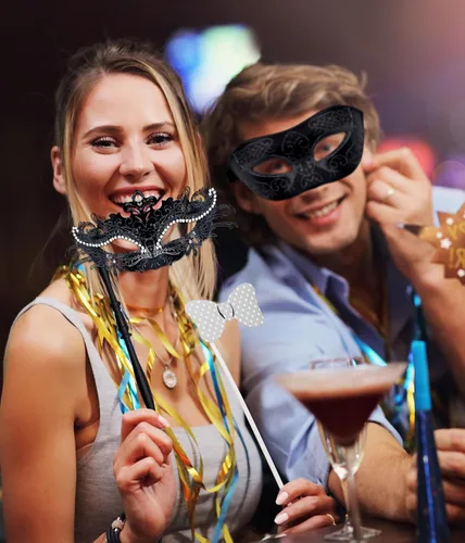 Vista 7 de SIQUK Máscaras de máscaras para parejas con palo, máscara veneciana de metal en un palo, máscara de disfraz de Halloween, máscara de Mardi Gras