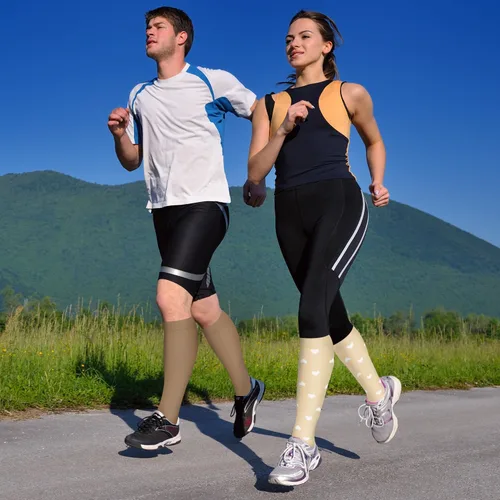 Vista 2 de FuelMeFoot Calcetines de compresión para hombres y mujeres de 20-30 mmHg-Calcetines de apoyo graduados para enfermeras de fútbol y correr