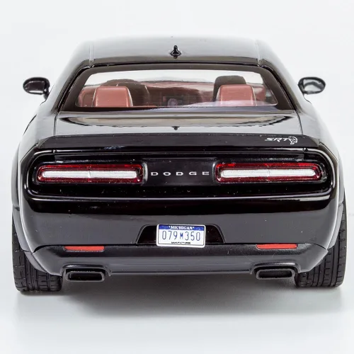 Vista 8 de All Star Toys 2018 Challenger SRT Hellcat Widebody Negro con interior rojo 1/24 Modelo de Diecast Motormax 79350 Edición Exclusiva