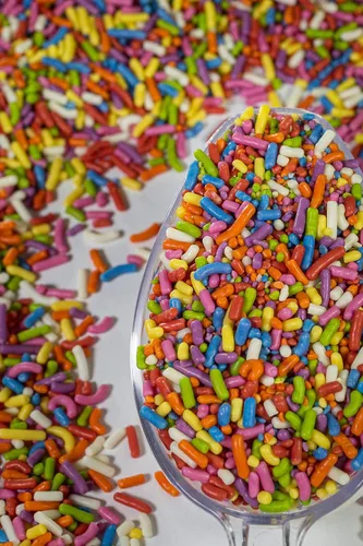 Vista 4 de Chispas de arco iris 100% naturales: color natural, sin lácteos, sin nueces, sin gluten, sin soya, vegano, sin huevo y kosher, 1.5 libras
