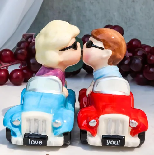 Vista 2 de Ebros Gift Juego de saleros y pimenteros con texto en inglés "I Love You", para parejas de San Valentín, besándose en autos vintage, figuras