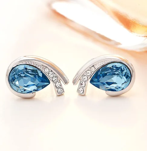 Vista 5 de Aretes de lágrima chapados en platino hechos con cristales austriacos para mujer