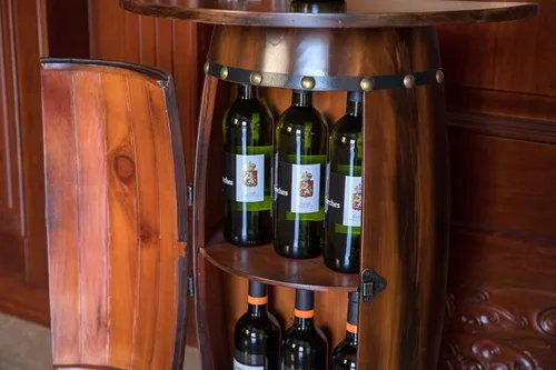 Vista 5 de Vintiquewise Consola de madera del barril del vino, gabinete bloqueable de la tabla final de la barra