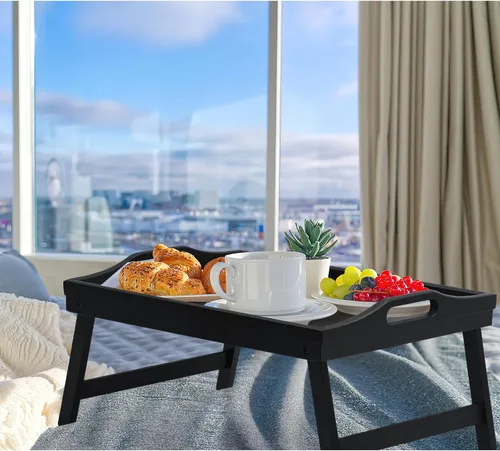 Vista 2 de Paquete de 2 bandejas de cama para mesa de desayuno, bandejas de servir, bandeja de bambú para cama portátil con patas plegables, asas y soportes