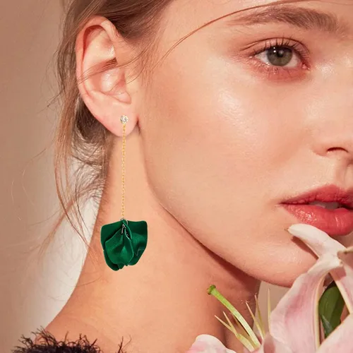 Vista 2 de GUOXIAOMEI Aretes colgantes de borla de acrílico con pétalos largos de diamantes de imitación, aretes de flores de rosas colgantes de resina floral