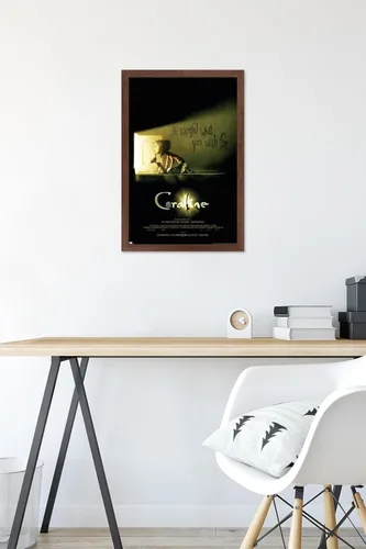 Vista 6 de Trends International Coraline - Póster de pared con texto en inglés «Be Careful» Versión enmarcada de caoba