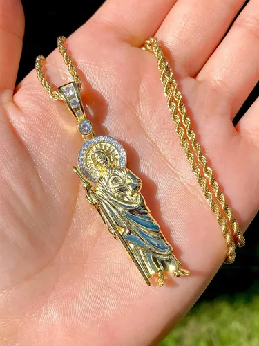 Vista 3 de Shop-iGold San Judas - Colgante de metal helado con acabado italiano 925 para hombres y mujeres con acabado dorado con dije de metal helado cadena