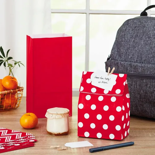 Vista 2 de Hallmark Bolsas rojas para obsequios de fiesta y golosinas envueltas, diseños variados